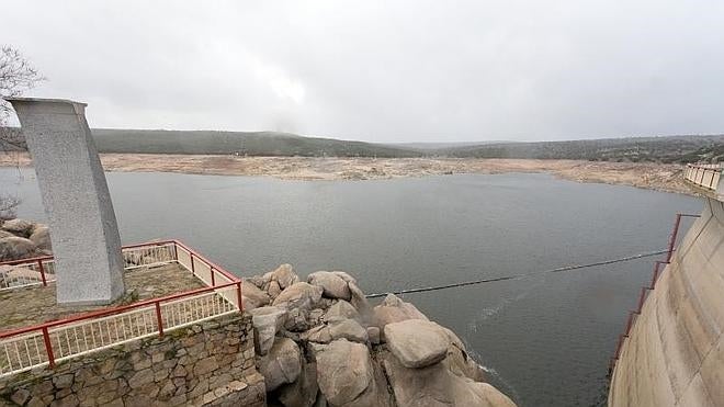 Vista general del embalse abulense. 