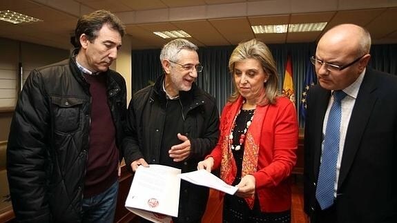 Los secretarios regionales de UGT y CCOO, Agustín Prieto y Ángel Hernández, respectivamente, entregan un documento a la delegada del Gobierno en Castilla y León, María José Salgueiro, en apoyo a los sindicalistas encausados. En la imagen, junto al subdelegado, Luis Antonio Gómez. 