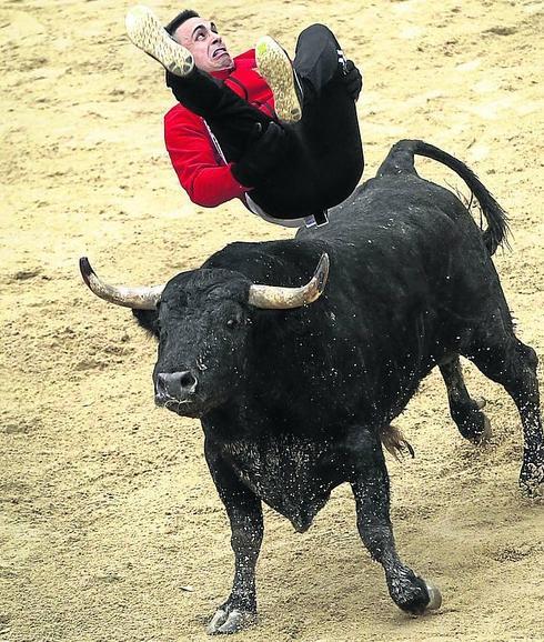 Eusebio Sacristán ‘Use’ saltando al toro.JOSÉ VICENTE-ICAL