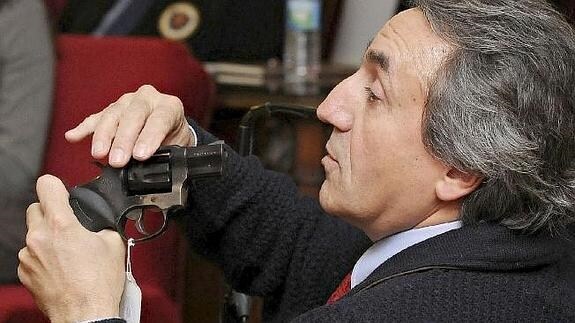 El perito muestra el arma con el que Montserrat mató a Isabel Carrasco.