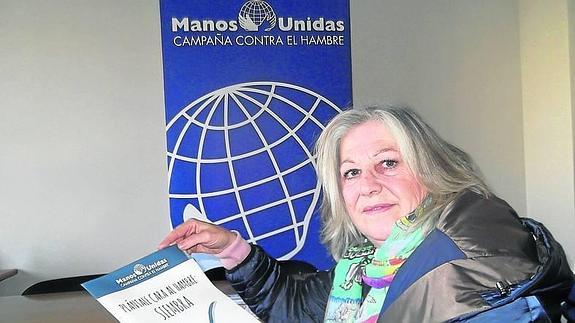 Hontiveros sostiene un dosier con el lema de la campaña 2016.