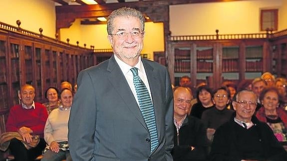 José Antonio Pascual y, a la derecha, los escritores Martín Garzo y Ramón García. 