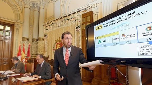 El alcalde explica la situación de la deuda del sotarramiento. 