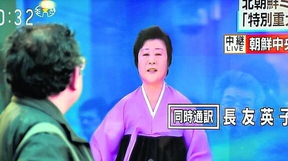 Un japonés mira una pantalla con Chun-hee anunciando el lanzamiento de un cohete en la televisión norcoreana el pasado día 7.