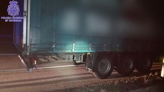 Remolque del camión bajo el que estaba escondido el menor.