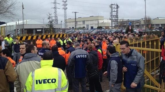 Un momento de la concentración a las puertas de Iveco en Valladolid. 