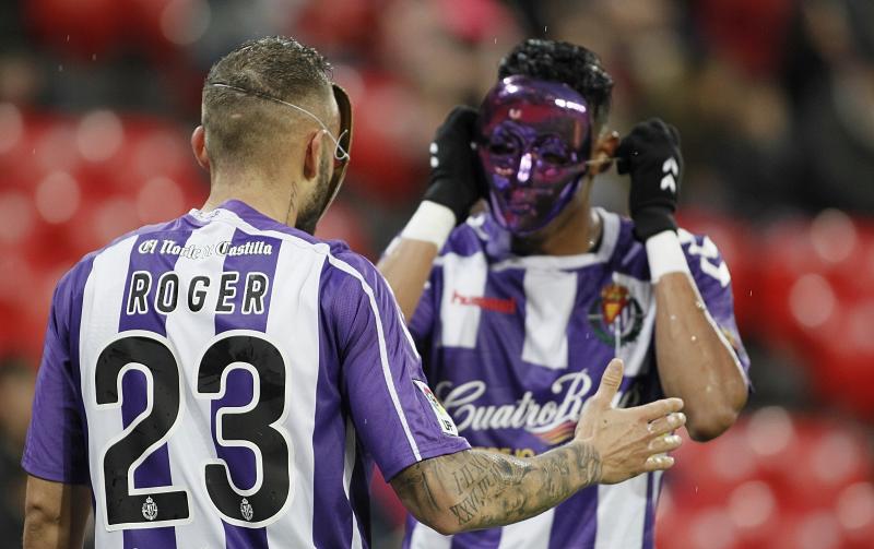 Roger y Mojica celebran de forma punible el gol de la victoria. 