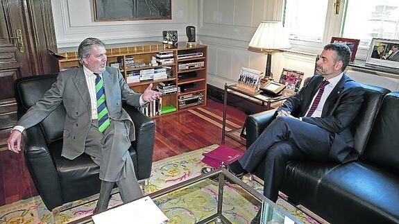 Imagen de la reunión mantenida esta semana del ministro Méndez de Vigo con el conseller Santi Vila. 