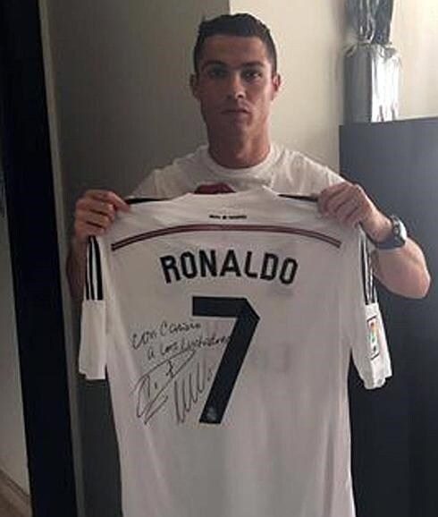 Cristiano Ronaldo muestra la camiseta firmada que dona a Lucha por Leo. 