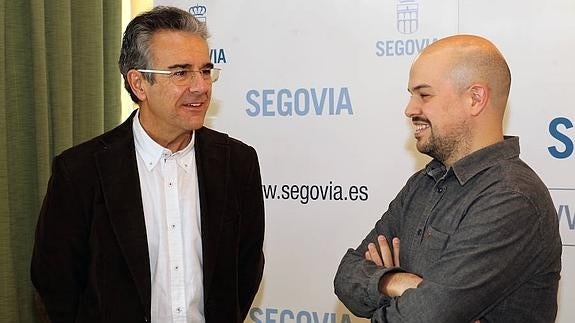 El concejal de IU, Ángel Galindo (derecha), conversa con Javier García Municio, de la plataforma de víctimas del Alvia. 