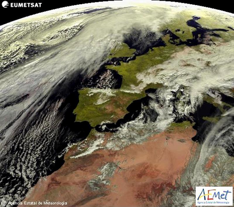 A la izquierda se observa con nitidez el frente húmedo que provocará nevadas la próxima madrugada. 