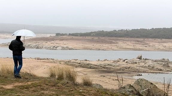 Un hombre observa el embalse de Las Cogotas. 