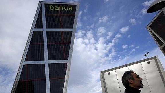 Un hombre camina junto a la sede de Bankia en Madrid. 