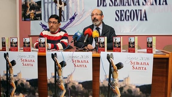 Antonio Cañas (i) y Miguel Hernández, vicepresidente y presidente de la Junta de Cofradías. 