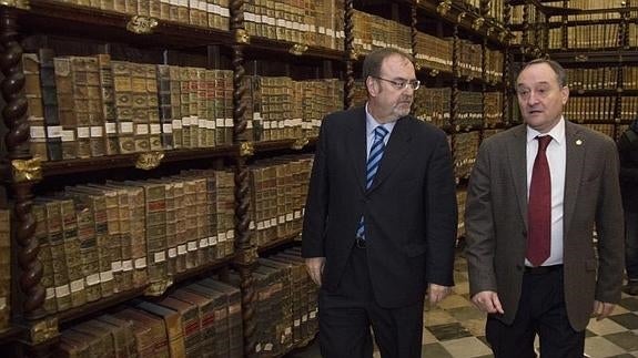 Fernando Rey y Daniel Miguel, en la Biblioteca Histórica de la Universidad de Valladolid. 