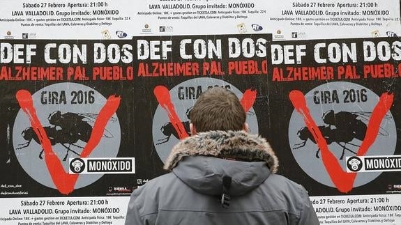 Un joven observa los carteles que anuncian el concierto de Def con Dos en Valladolid.