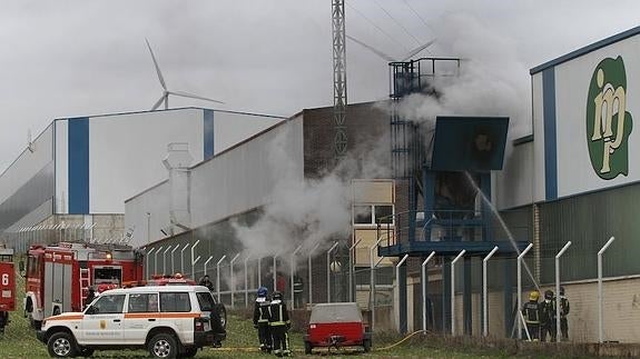 El fuego destroza un extractor en Inmapa