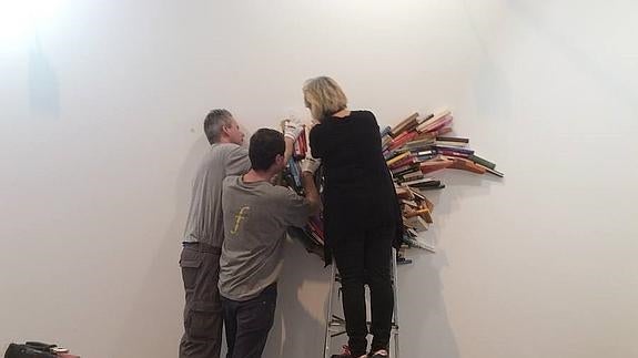 Alicia Martín, durante el montaje de sus obras en el stand de la galería Adora Calvo