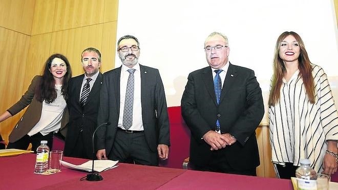 Inés Rodríguez, Miguel Folguera, el decano José Ramón Yela, AlfonsoSánchez y Natalia Moreno. 