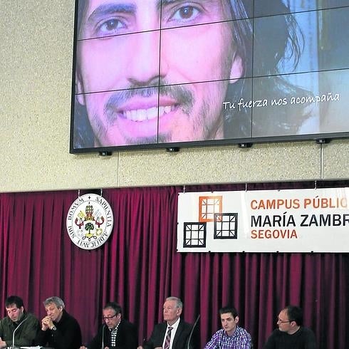 La imagen de José Juan Barba preside el acto de ayer, en el que intervinieron Roberto del Canto, Luis Torrego, Juan José Garcillán, Andrés Palacios, Sergio Iglesias y Roberto Resina (de derecha a izquierda). 