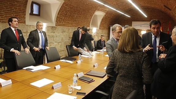 Los miembros del consejo, antes de la reunión. 