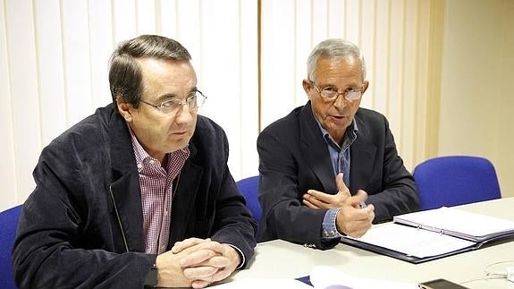 Juan José Tomás-Biosca junto con el alcalde, Román Rodríguez. 