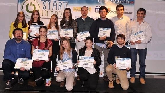 Equipos ganadores en la categoría de menores de 16 y 17 años. Arriba, Pilar Fidalgo, Penélope Suárez, Sheila Martínez, Lucía Santín, David Salinas (tutor IESFray Pedro de Urbina, Burgos), Pedro Antonio Díaz, Alonso Prados, Francisco Javier Sánchez (tutor del Colegio Lourdes de Valladolid), Miguel Ángel Presa (tutor del colegioDivina Pastora de León), Myrian Salas, Victoria Rodríguez, Eguzkiñe Galli y Gabriel Martínez.