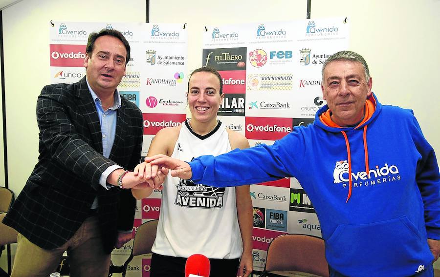 Jorge Recio, María Asurmendi y Miguel Ángel Ortega se dan la mano.