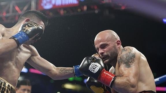 Kiko Martínez (derecha), en el combate de peso pluma en el Honda Center en Anaheim,