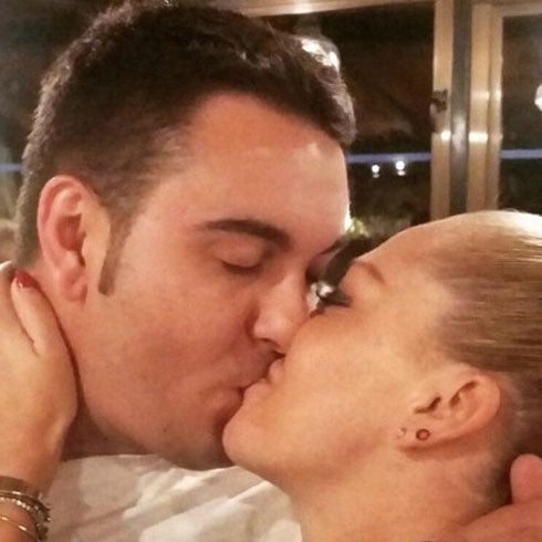 Apasionado beso entre Miguel y Belén. 