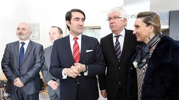 Suárez-Quiñones con Antonio Ruiz-Falcón, Daniel Miguel, José Ángel Hermida y María Victoria Secos.