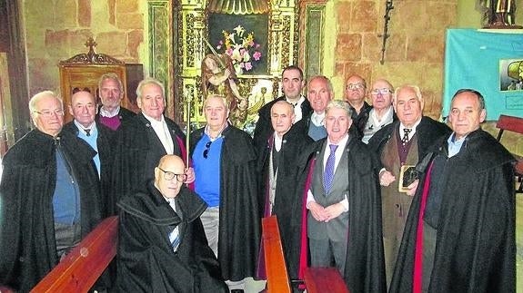 Catorce hombres con capa charra custodian al Santo Ángel en Villoruela