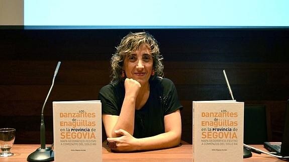 Esther Maganto, con su libro. 