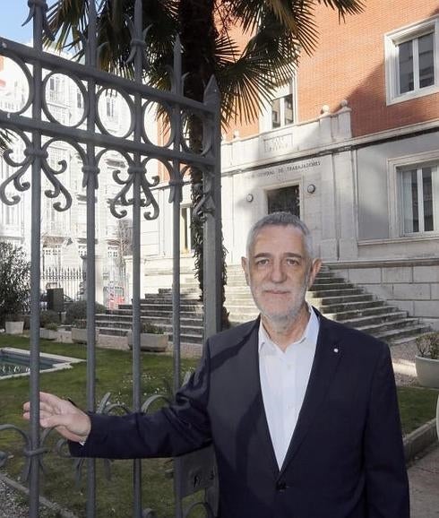Agustín Prieto, en el jardín de la Casa del Pueblo de UGTen Valladolid en un momento de la entrevista.
