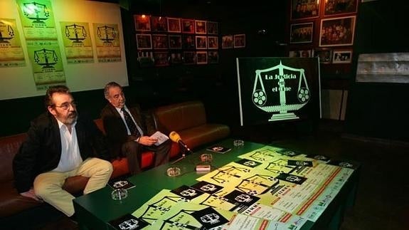 Manuel Esparaza, a la izquierda, presenta en el Club 38 un ciclo de justicia y cine.