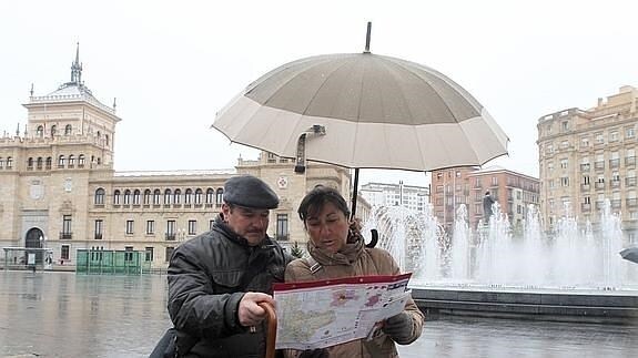 Una pareja de turistas consulta un mapa en la plaza de Zorrilla.