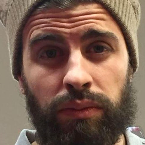 Mascherano pide ayuda en Twitter para afeitar la barba a Piqué