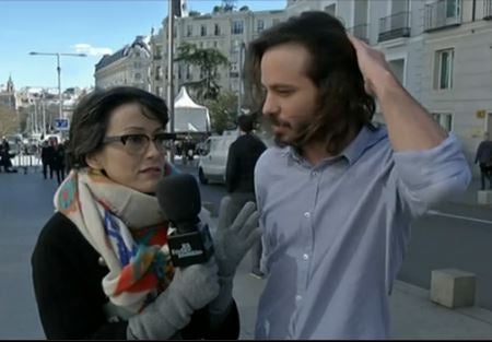 La colaboradora de 'El intermedio' Thais Villa le cuenta a Miguel Vila que le gusta a Andrea Levy.