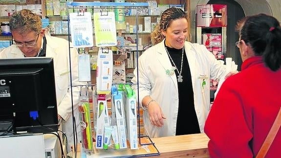 Una usuaria tramita recetas electrónicas en el centro de salud de Villada.