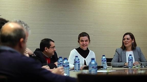 La consejera de Agricultura y Ganadería, Milagros Marcos, acompañada de representantes de la Mesa de la Leche, se reúne con todos los grupos políticos parlamentarios para presentar el decálogo firmado el pasado lunes para abordar la crisis del sector lácteo. 