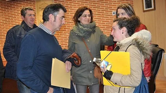 El alcalde de Macotera, Jacinto García, junto a la concejala amenaza, Irene Hernández, en el pleno. 