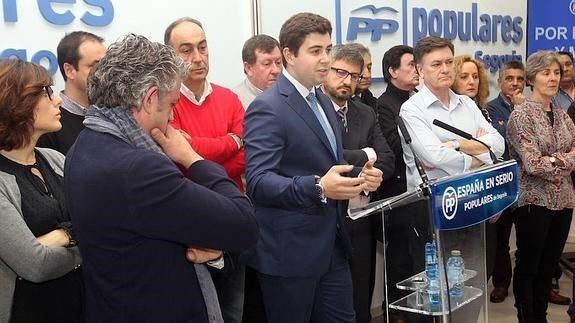 El alcalde de Urueñas, Francisco Javier Carpio, esgrime su defensa de las diputaciones arropado por representantes del PP en Segovia.