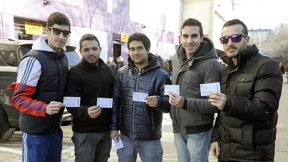 inco aficionados pucelanos muestran sus entradas para el partido de Oviedo. 