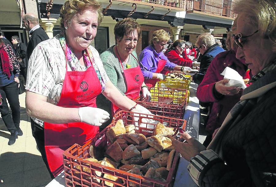 Un grupo de mujeres reparte productos en la fiesta de la matanza de Villada en 2015. M. DE LA FUENTE