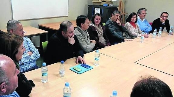 Un momento de la reunión extraordinaria celebrada en Macotera ayer por la tarde. 