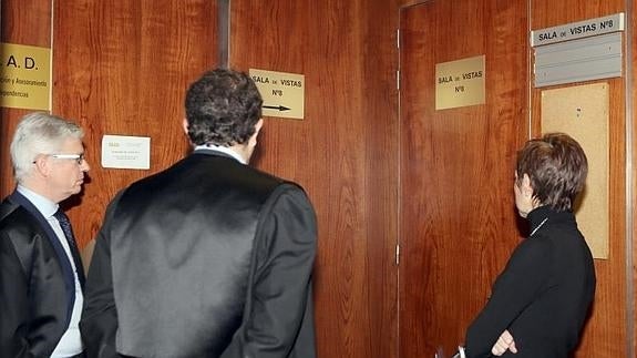 La exedil espera su turno junto a sus representantes legales ante la puerta del juzgado. . H. Sastre