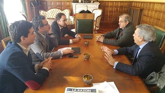 David Vázquez, Facundo Pelayo, Alfonso Polanco, Gonzalo Ibáñez y Fernando Martínez Zulaica, en la reunión mantenida en el Ayuntamiento.