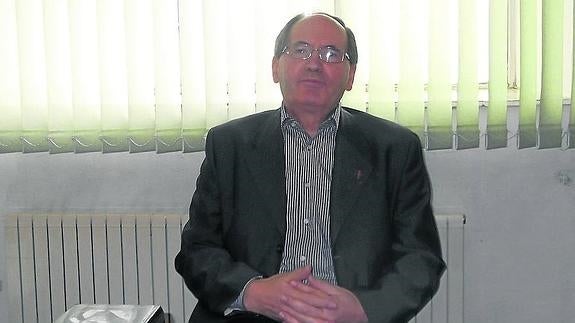 Juan Pujana en su despacho de la editorial Secretariado Trinitario que dirige.