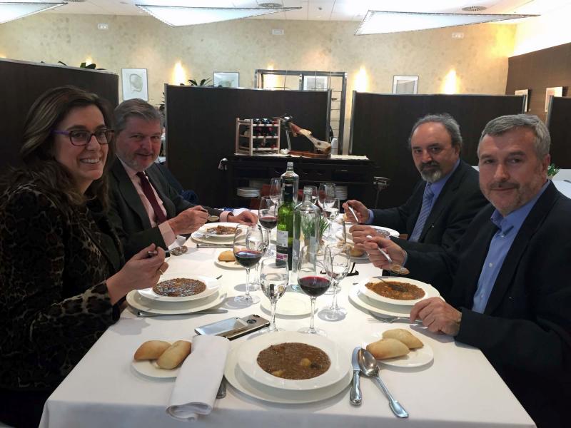 El ministro Íñigo Méndez de Vigo y la presidenta de la Diputación de Palencia, Ángeles Armisén, con miembros de la denominación de origen de la Lenteja de Tierra de Campos. EL NORTE
