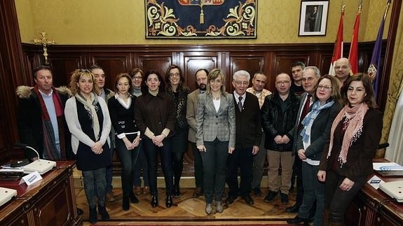 Los alcaldes, con la presidenta de la Diputación.